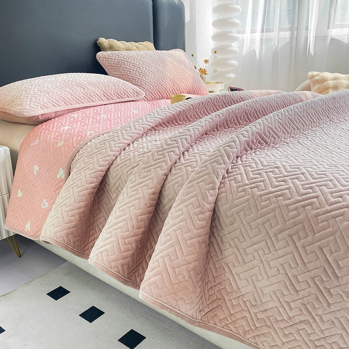 91家纺网 家纺一手货源 找家纺 恋绒家纺 2025新款高克重240克宝宝绒床盖一面绒一面棉床罩 蔷薇粉