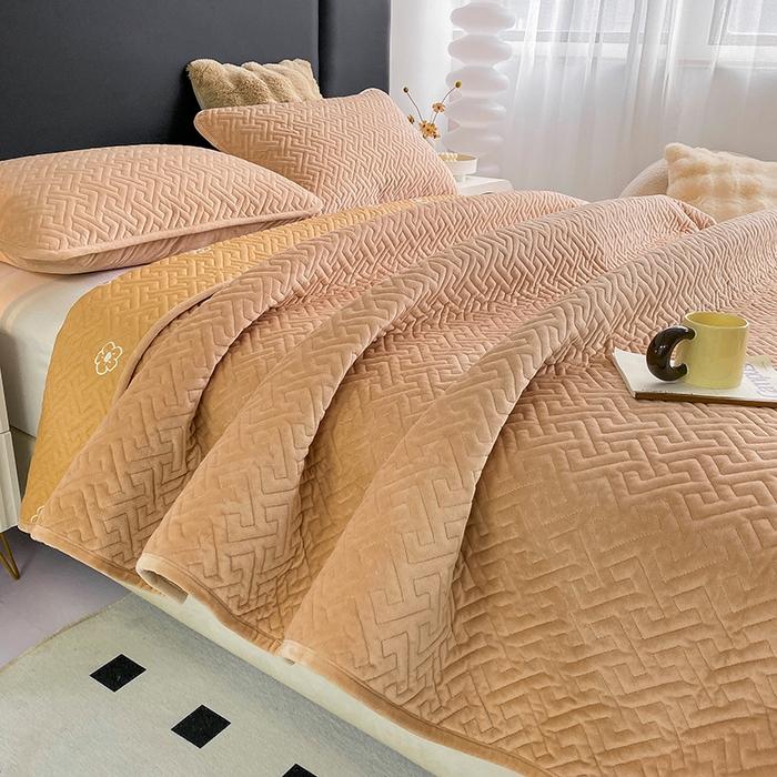 91家纺网 家纺一手货源 找家纺 恋绒家纺 2025新款高克重240克宝宝绒床盖一面绒一面棉床罩 卡其驼