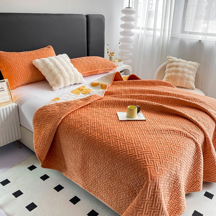 91家纺网 家纺一手货源 找家纺 恋绒家纺 2025新款高克重240克宝宝绒床盖一面绒一面棉床罩 慵懒橘