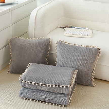 91家纺网 家纺一手货源 找家纺 素玖抱枕被 2023新款牛奶绒雕花抱枕被 牛奶绒雕花-奶灰色