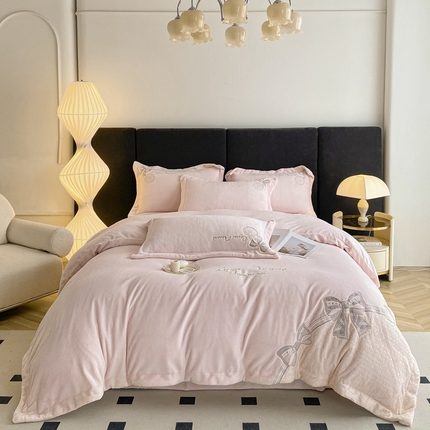 91家纺网 家纺一手货源 找家纺 博纳家纺 2023新款牛奶绒欧根纱贴布绣四件套-安娜的礼物 玉粉