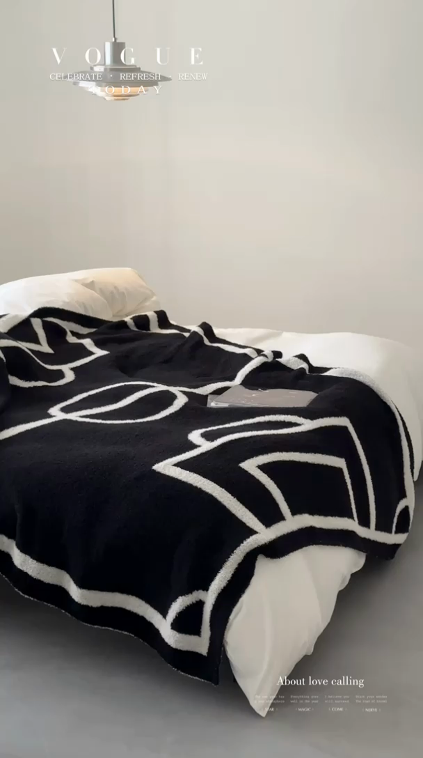 91家纺网 家纺一手货源 找家纺 赫帛 2023新款半边绒休闲泡泡毯沙发毯 足球场-黑白色