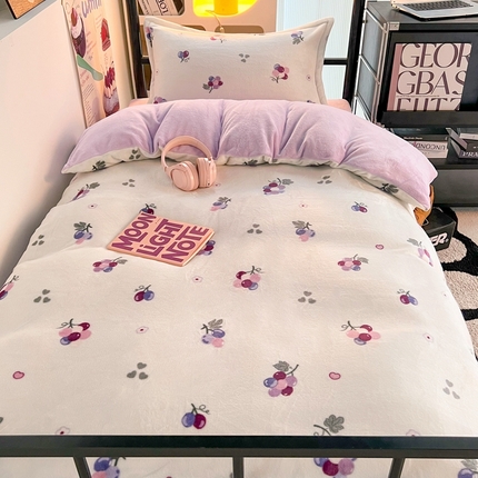 91家纺网 家纺一手货源 找家纺 川悦生活 2023新款高克重宿舍牛奶绒三件套四件套 葡萄庄园