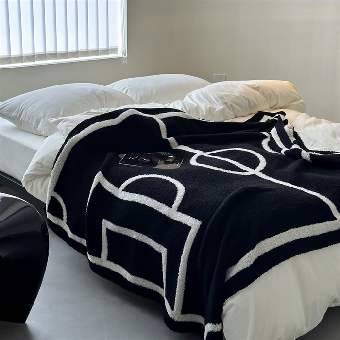 91家纺网 家纺一手货源 找家纺 赫帛 2023新款半边绒休闲泡泡毯沙发毯 足球场-黑白色