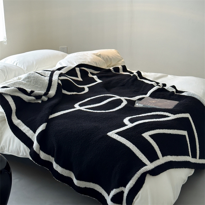 91家纺网 家纺一手货源 找家纺 赫帛 2023新款半边绒休闲泡泡毯沙发毯 足球场-黑白色