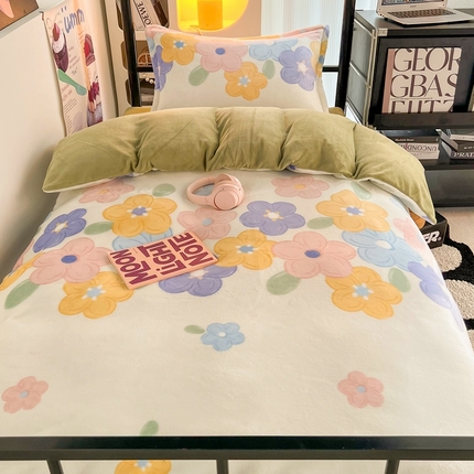 91家纺网 家纺一手货源 找家纺 川悦生活 2023新款高克重宿舍牛奶绒三件套四件套 塔莉花海绿