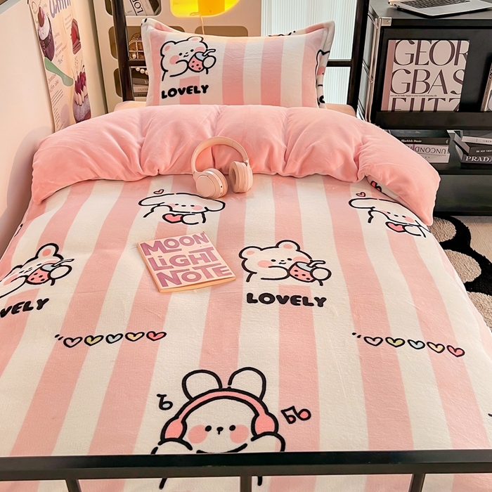 91家纺网 家纺一手货源 找家纺 川悦生活 2023新款高克重宿舍牛奶绒三件套四件套 快乐哼哼