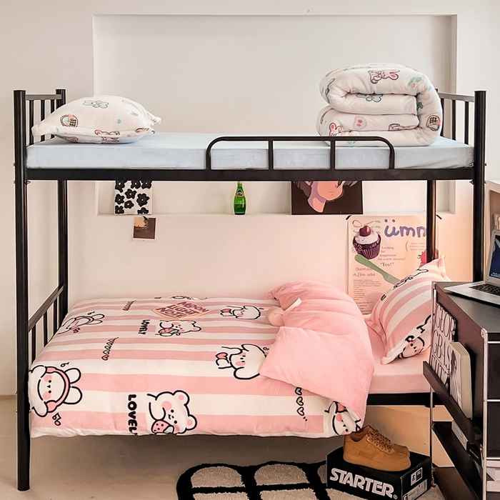 91家纺网 家纺一手货源 找家纺 川悦生活 2023新款高克重宿舍牛奶绒三件套四件套 快乐哼哼