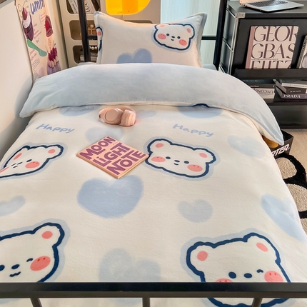 91家纺网 家纺一手货源 找家纺 川悦生活 2023新款高克重宿舍牛奶绒三件套四件套 小暖熊