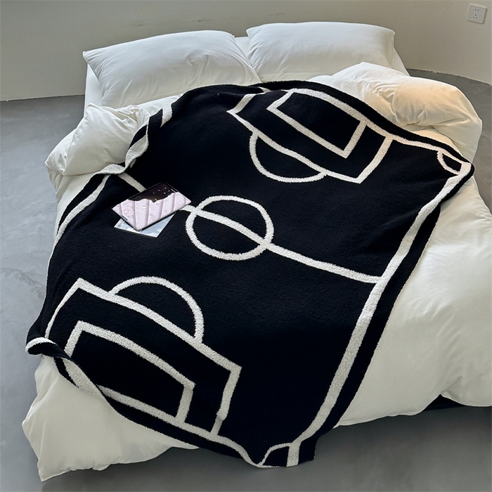 91家纺网 家纺一手货源 找家纺 赫帛 2023新款半边绒休闲泡泡毯沙发毯 足球场-黑白色