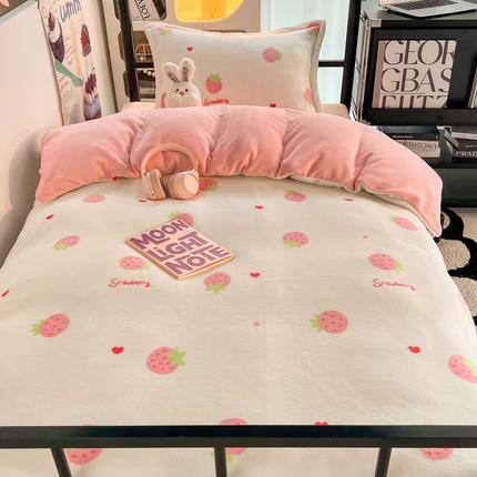 91家纺网 家纺一手货源 找家纺 川悦生活 2023新款高克重宿舍牛奶绒三件套四件套 香甜草莓