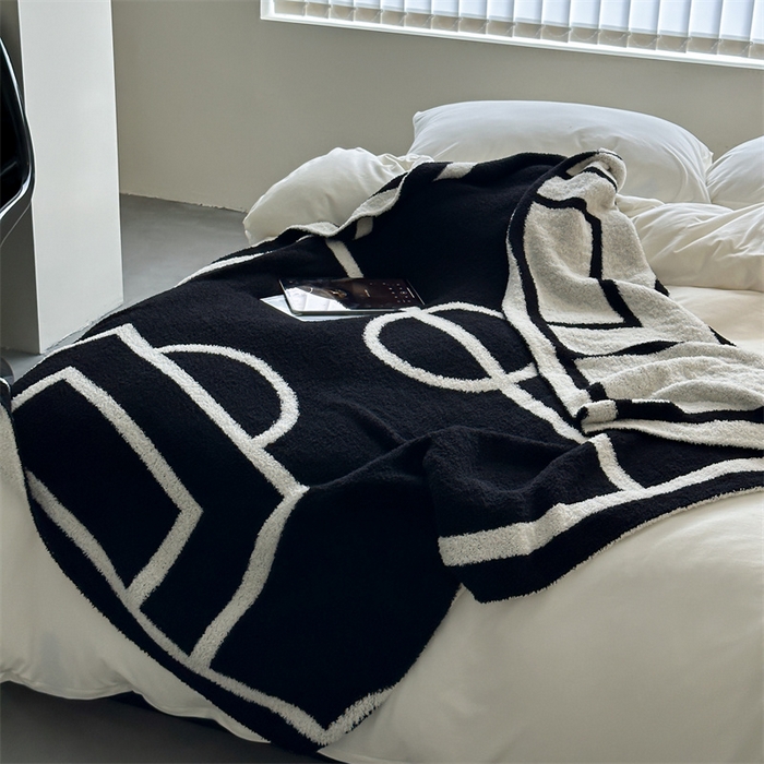 91家纺网 家纺一手货源 找家纺 赫帛 2023新款半边绒休闲泡泡毯沙发毯 足球场-黑白色