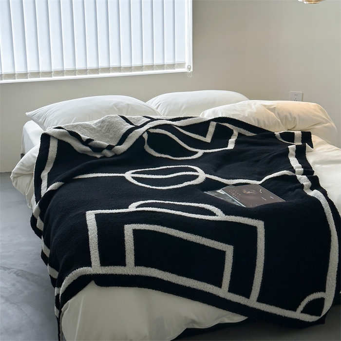 91家纺网 家纺一手货源 找家纺 赫帛 2023新款半边绒休闲泡泡毯沙发毯 足球场-黑白色