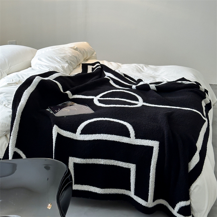 91家纺网 家纺一手货源 找家纺 赫帛 2023新款半边绒休闲泡泡毯沙发毯 足球场-黑白色