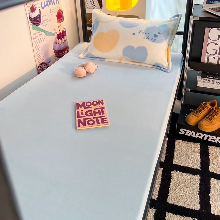 91家纺网 家纺一手货源 找家纺 川悦生活 2023新款高克重宿舍牛奶绒三件套四件套 浪漫国度蓝