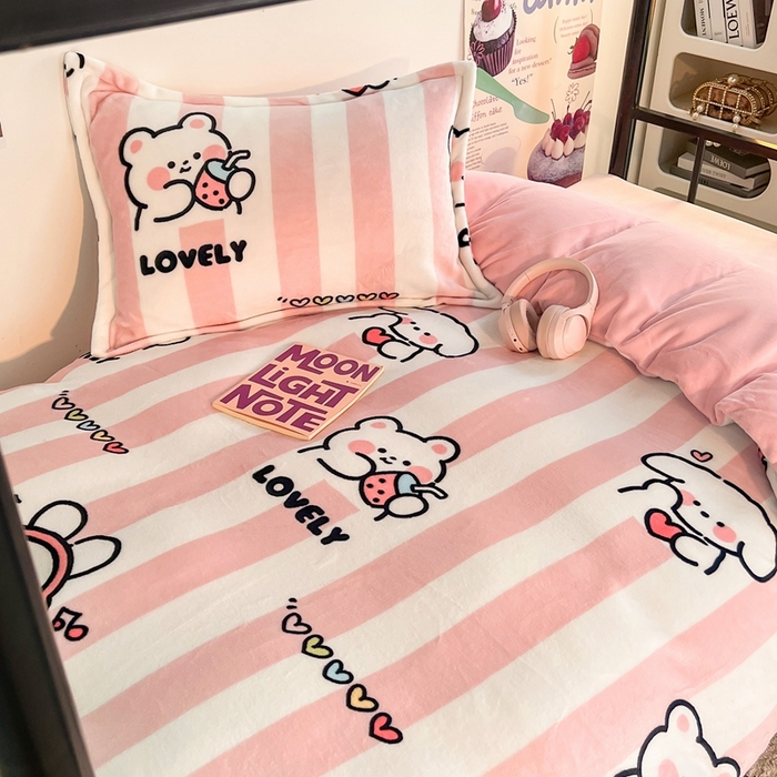 91家纺网 家纺一手货源 找家纺 川悦生活 2023新款高克重宿舍牛奶绒三件套四件套 快乐哼哼