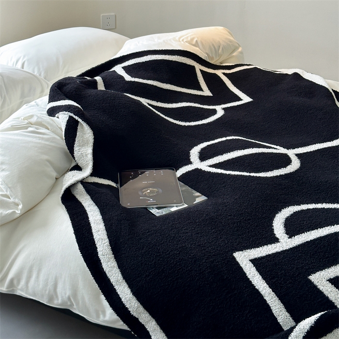 91家纺网 家纺一手货源 找家纺 赫帛 2023新款半边绒休闲泡泡毯沙发毯 足球场-黑白色