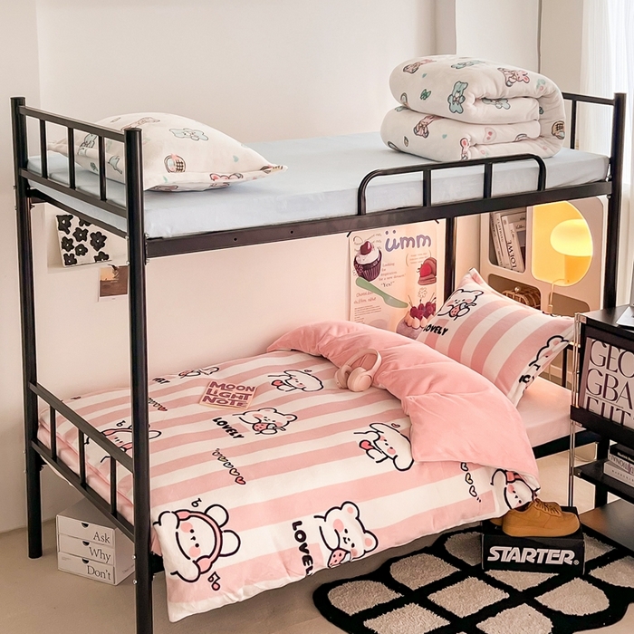 91家纺网 家纺一手货源 找家纺 川悦生活 2023新款高克重宿舍牛奶绒三件套四件套 快乐哼哼