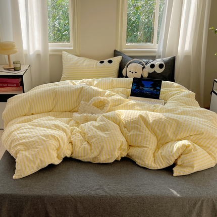 91家纺网 家纺一手货源 找家纺 2023新款ins水洗棉色织大眼睛毛巾绣花多巴胺少女纯棉系列四件套 水洗棉-大眼黄条灰