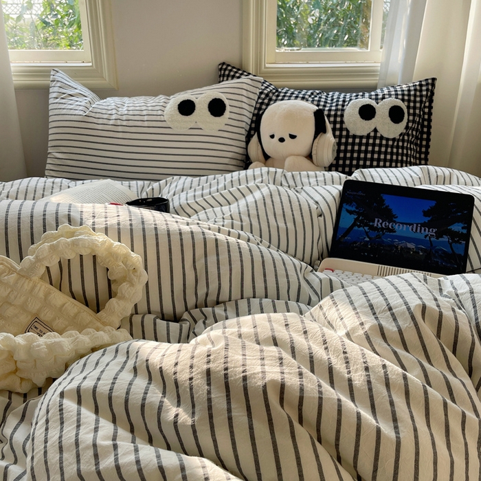 91家纺网 家纺一手货源 找家纺 2023新款ins水洗棉色织大眼睛毛巾绣花多巴胺少女纯棉系列四件套 水洗棉-大眼格格灰条