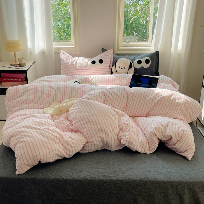 91家纺网 家纺一手货源 找家纺 2023新款ins水洗棉色织大眼睛毛巾绣花多巴胺少女纯棉系列四件套 水洗棉-大眼粉条灰灰