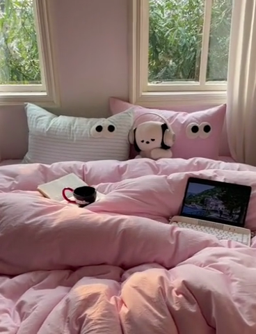 91家纺网 家纺一手货源 找家纺 2023新款ins水洗棉色织大眼睛毛巾绣花多巴胺少女纯棉系列四件套 水洗棉-大眼粉条灰灰