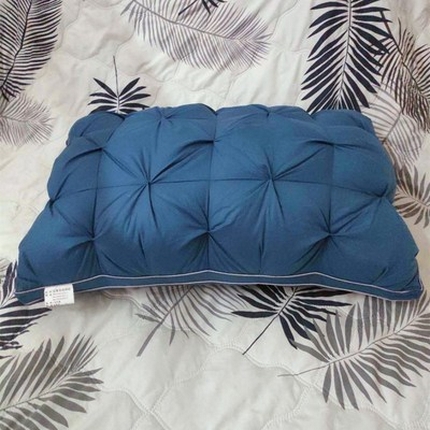 91家纺网 家纺一手货源 找家纺 （总）宇诺家纺 2025新款全棉扭花面包枕工艺羽丝绒枕头枕芯