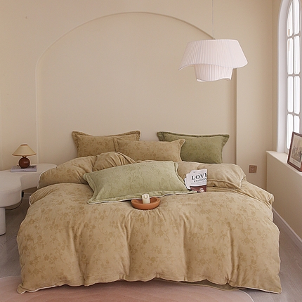 91家纺网 家纺一手货源 找家纺 橘滋 2023新款牛奶绒提花立体雕花滚绳包边四件套 莫奈