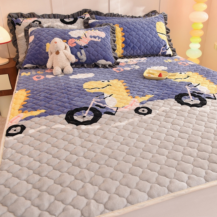 91家纺网 家纺一手货源 找家纺 美达2025新款牛奶绒直边款牛奶绒床垫床褥床盖三件套 恐龙乐园