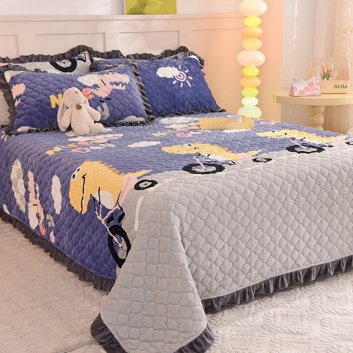 91家纺网 家纺一手货源 找家纺 美达家纺 2025新款牛奶绒床盖 恐龙乐园