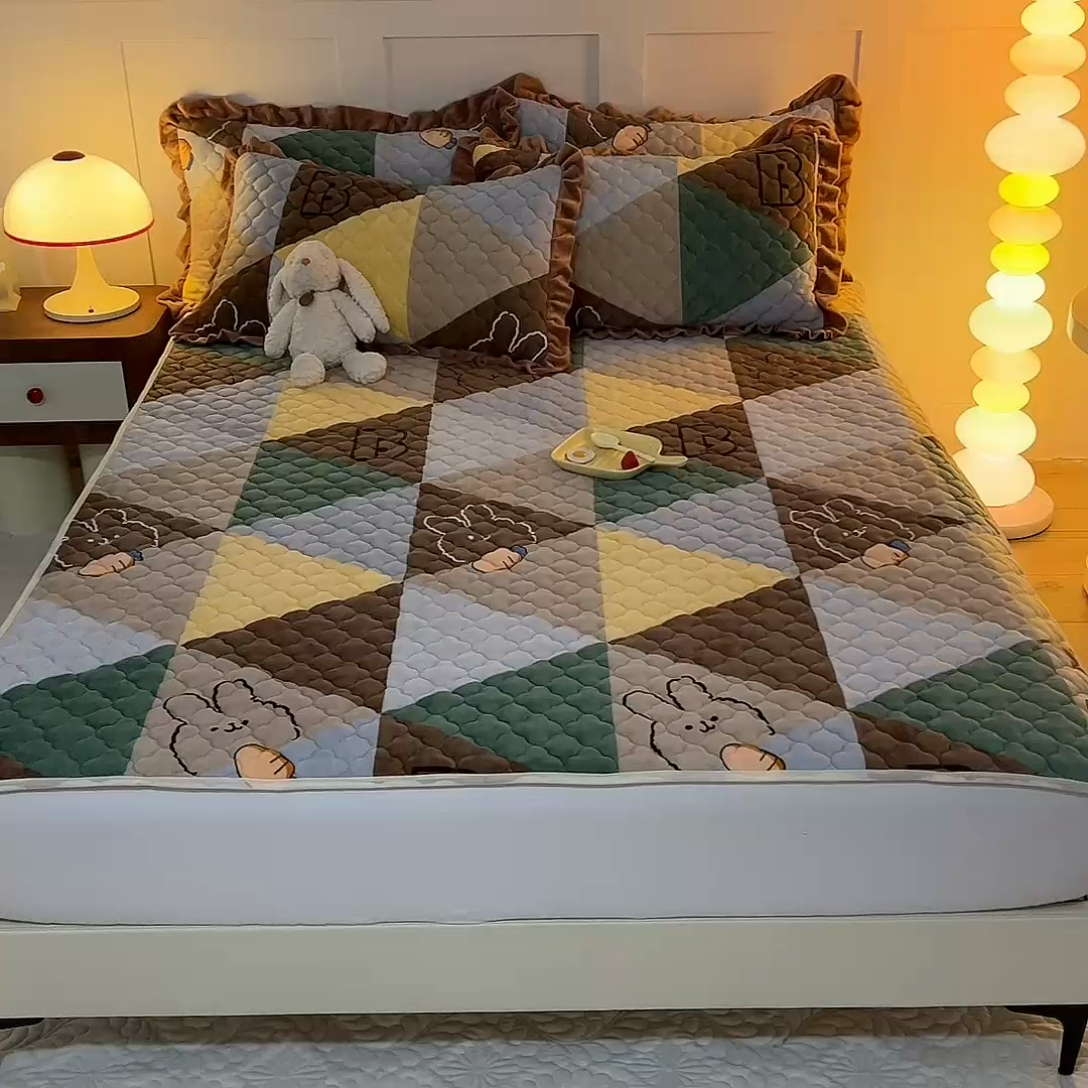 91家纺网 家纺一手货源 找家纺 美达2025新款牛奶绒直边款牛奶绒床垫床褥床盖三件套 萝卜兔