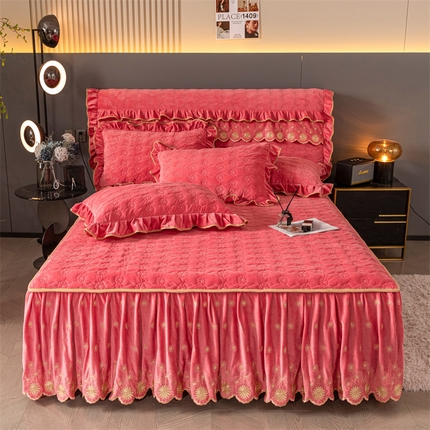 91家纺网 家纺一手货源 找家纺 情恒家纺 2025新款A类婴儿绒全夹棉床裙款三件套（烟花绽放） 胭脂红