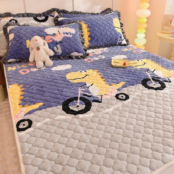 91家纺网 家纺一手货源 找家纺 美达2025新款牛奶绒直边款牛奶绒床垫床褥床盖三件套 恐龙乐园