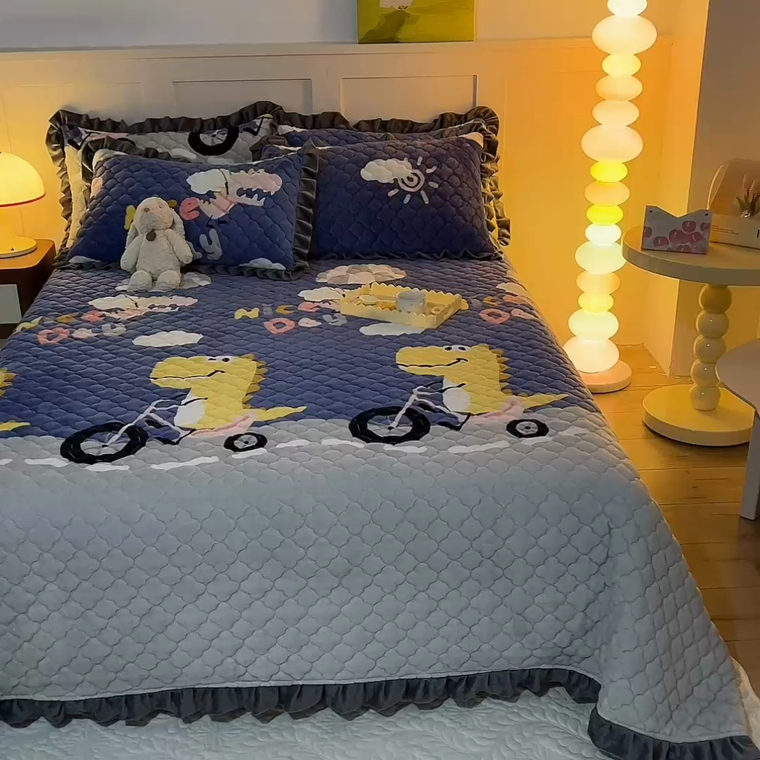 91家纺网 家纺一手货源 找家纺 美达家纺 2025新款牛奶绒床盖 恐龙乐园