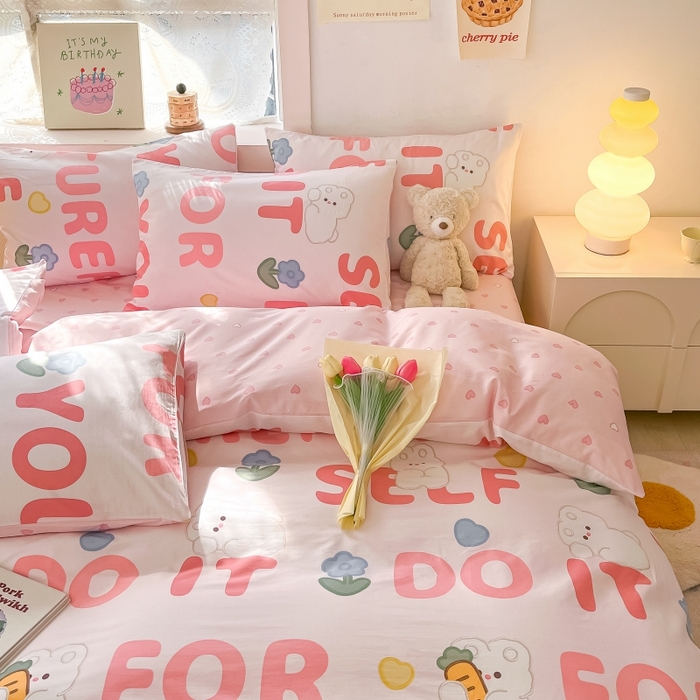 91家纺网 家纺一手货源 找家纺 曼之夏 2023新款全棉可爱卡通印花四件套 字母小兔