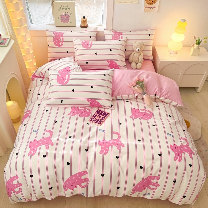 91家纺网 家纺一手货源 找家纺 曼之夏 2023新款全棉可爱卡通印花四件套 波点粉猫