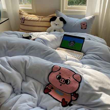 91家纺网 家纺一手货源 找家纺 红嘴企鹅 2025新款卡通牛奶绒混搭四件套 掌上明猪