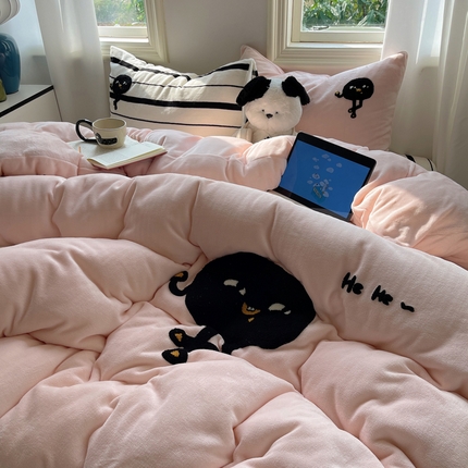 91家纺网 家纺一手货源 找家纺 红嘴企鹅 2025新款卡通牛奶绒混搭四件套 长腿煤球