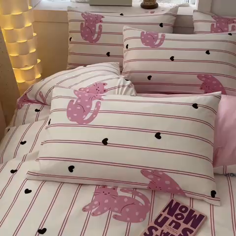 91家纺网 家纺一手货源 找家纺 曼之夏 2023新款全棉可爱卡通印花四件套 波点粉猫