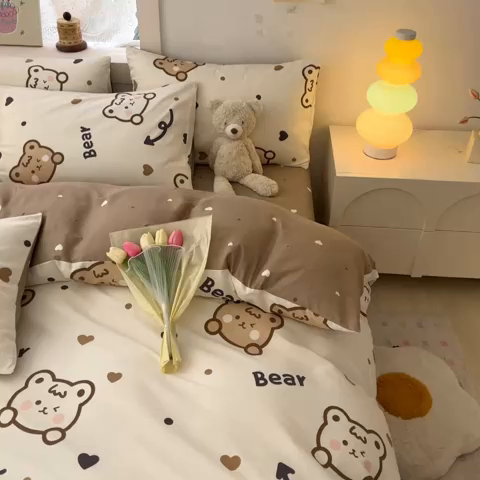 91家纺网 家纺一手货源 找家纺 曼之夏 2023新款全棉可爱卡通印花四件套 点点熊