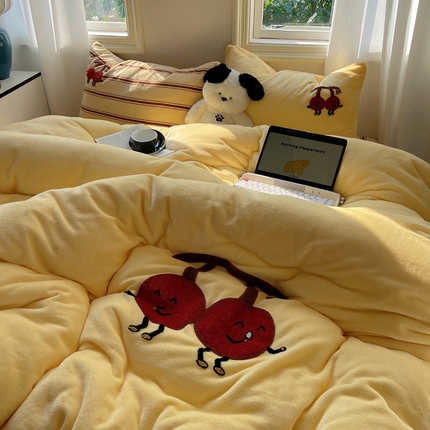 91家纺网 家纺一手货源 找家纺 红嘴企鹅 2025新款卡通牛奶绒混搭四件套 樱为有你