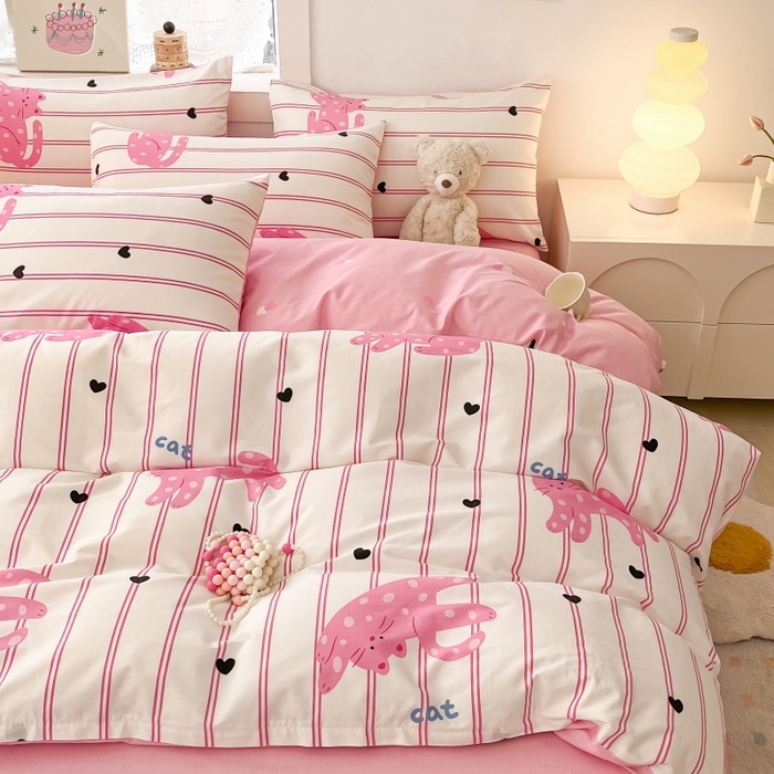 91家纺网 家纺一手货源 找家纺 曼之夏 2023新款全棉可爱卡通印花四件套 波点粉猫