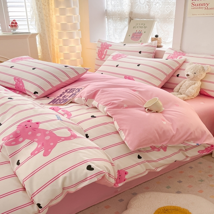 91家纺网 家纺一手货源 找家纺 曼之夏 2023新款全棉可爱卡通印花四件套 波点粉猫