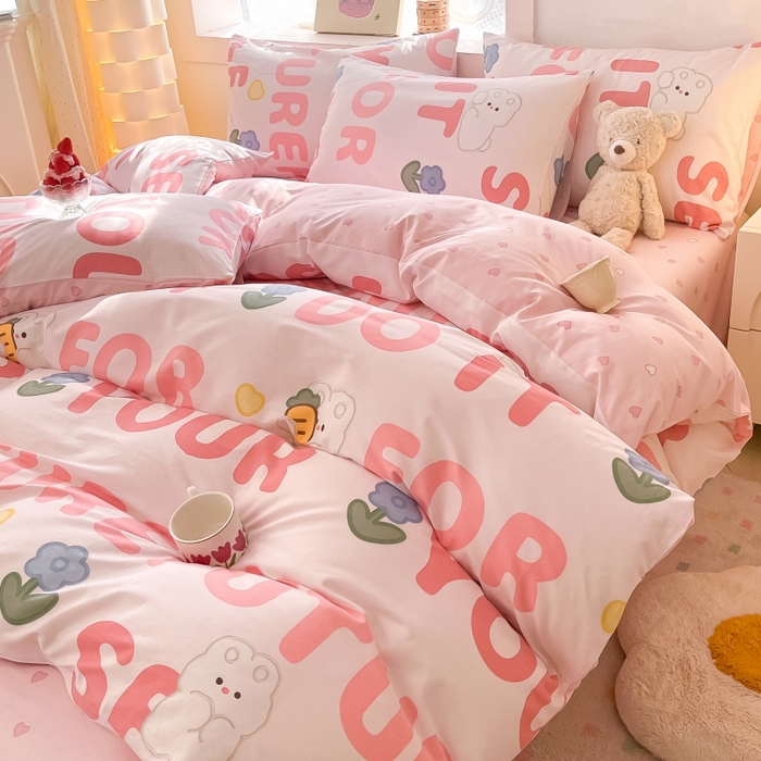 91家纺网 家纺一手货源 找家纺 曼之夏 2023新款全棉可爱卡通印花四件套 字母小兔