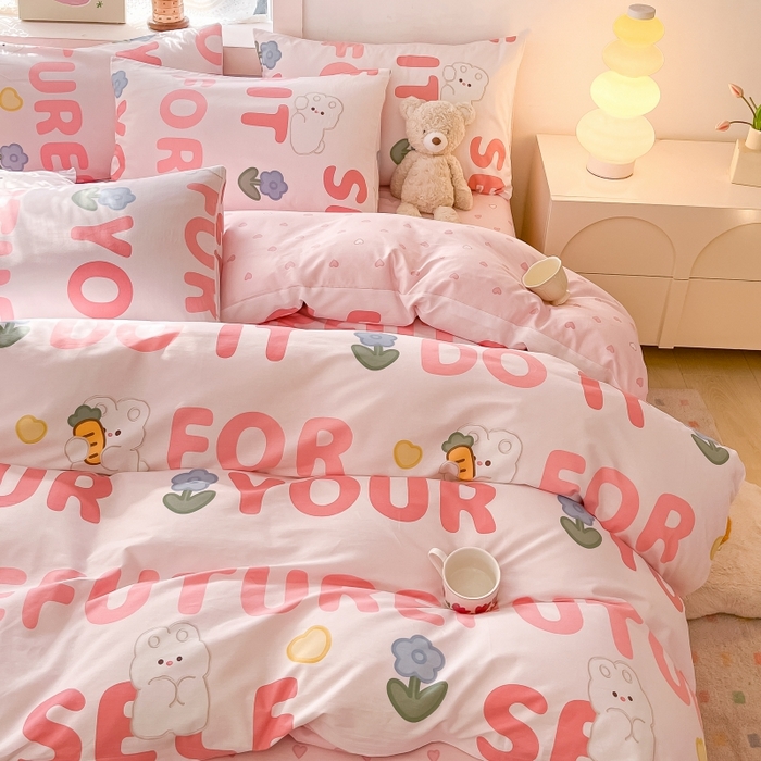 91家纺网 家纺一手货源 找家纺 曼之夏 2023新款全棉可爱卡通印花四件套 字母小兔