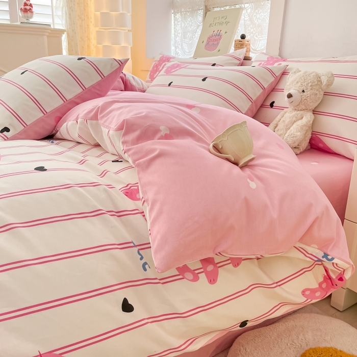 91家纺网 家纺一手货源 找家纺 曼之夏 2023新款全棉可爱卡通印花四件套 波点粉猫