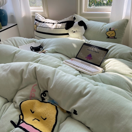 91家纺网 家纺一手货源 找家纺 红嘴企鹅 2025新款卡通牛奶绒混搭四件套 瞌睡吐司