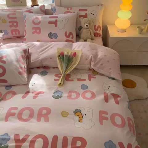 91家纺网 家纺一手货源 找家纺 曼之夏 2023新款全棉可爱卡通印花四件套 字母小兔