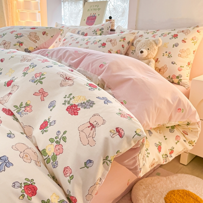 91家纺网 家纺一手货源 找家纺 曼之夏 2023新款全棉可爱卡通印花四件套 花束熊