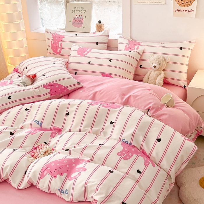 91家纺网 家纺一手货源 找家纺 曼之夏 2023新款全棉可爱卡通印花四件套 波点粉猫